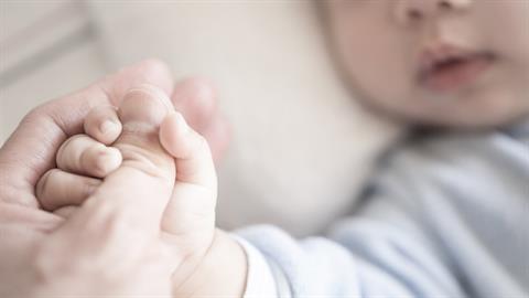 Λάρισα: Πυροσβέστης έσωσε μωρό από βέβαιο θάνατο - του γύρισε η γλώσσα